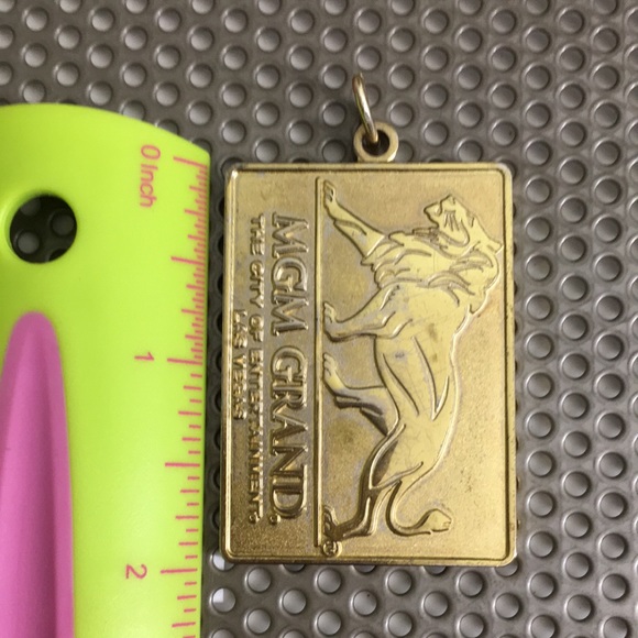 🖤Vtg MGM GRAND big charm/pendant - Picture 10 of 13